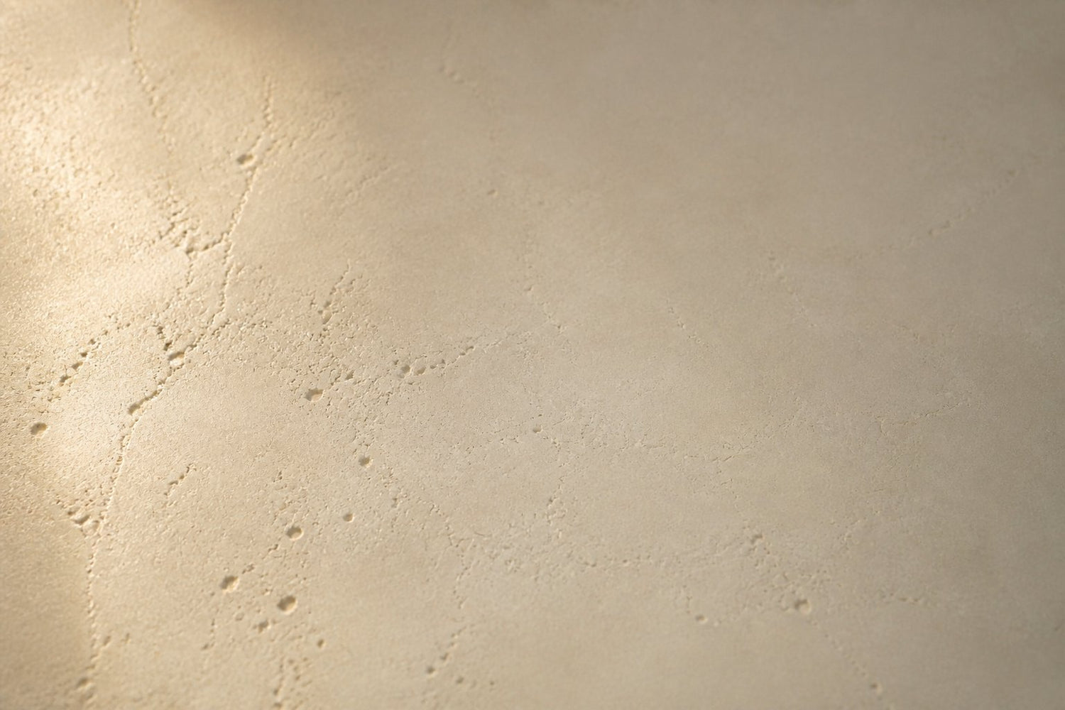 Die Textur der Creme auf Travertin